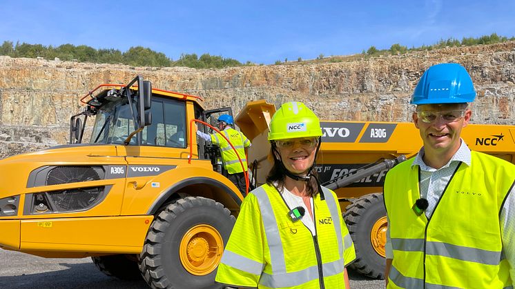 Ylva Lagesson, affärsområdeschef på NCC Industry, och Melker Jernberg, vd Volvo Construction Equipment, menar att detta är första steget för fler anläggningsmaskiner i fossilfritt stål som minskar klimatpåverkan. Bild: Kim Hall