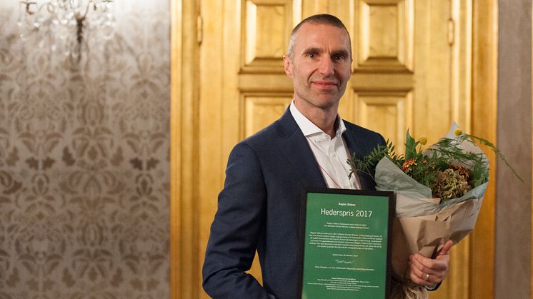 Sysavs miljöpedagog Rustan Nilsson med Region Skånes hederspris 2017. Foto: Eva Kronfält Thorvinger