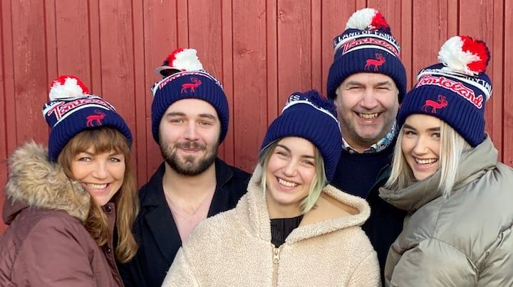 Mamma Camilla, Leopold, Tindra, pappa Tommy och Saga är alla stolta ägare av sagolandet Tomteland.
