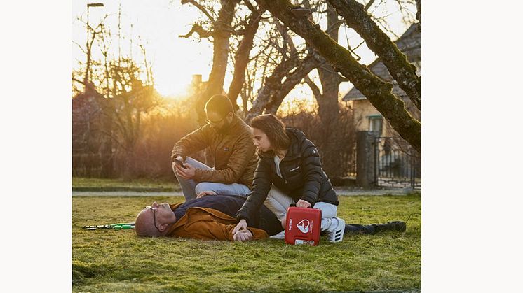 Mindre än en av tre svenskar vet var närmaste hjärtstartare finns där de bor.