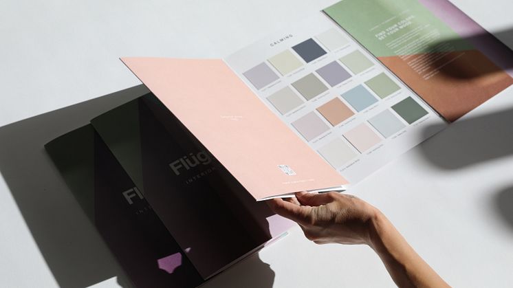 Korrekt valda färger kan skapa lugn, skärpa fokus och ge ökad kreativitet. Med utgångspunkt i det så landar nu en innovativ färgkarta i Flüggers butiker. Färgkartan bygger på mentalt välbefinnande och stämningen som färger kan skapa i ett rum.
