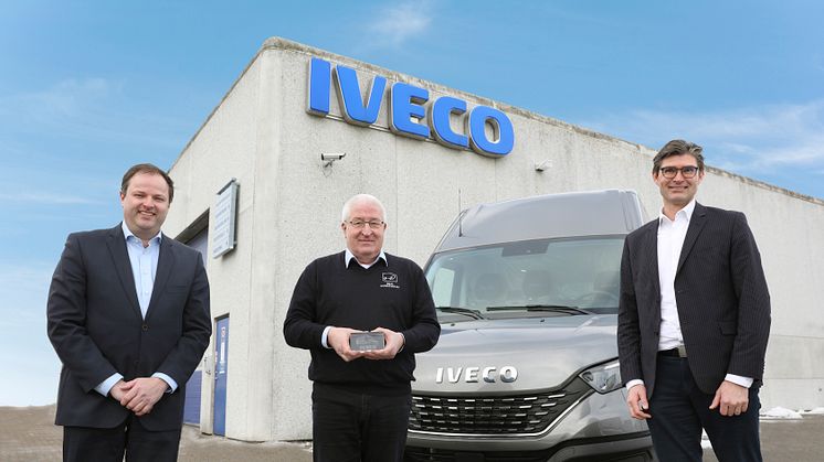 Gert Hansen, Indehaver af REA Erhvervsbiler, i midten med den flotte award. På hans venstre side Lars Kragh, Country Sales Manager Light i IVECO Danmark, og på hans højre side Kåre Neergaard, Business Line Manager Medium/Heavy i IVECO.