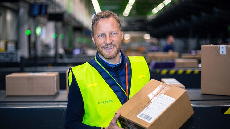 - Årets juletrafikk er godt i gang og nå er det store pakkevolum på Postens utleveringssteder over hele landet. Vi oppfordrer alle til å hente pakker så raskt de kan, det er til stor hjelp, sier Kenneth Tjønndal Pettersen, pressesjef i Posten Norge.