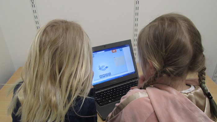 Två elever från förskoleklasserna på Mariebergsskolan testar ett programmeringsprogram som heter Lightbot