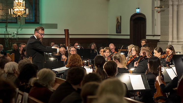 Universitets dirigent åker till Ukraina för att spela med Luhansk filharmonin