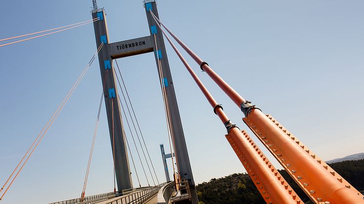 Svevia utför även den tredje etappen av det pågående projektet med att byta ut Tjörnbrons kablar. Den här gången ska åtta kablar bytas ut. Foto: Svante Örnberg.