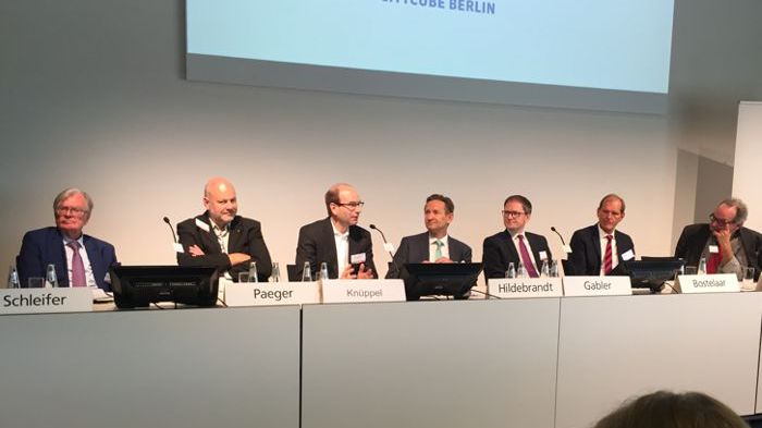 Podiumsdiskussion zur Krankenhausfinanzierung mit Dr. Carl Hermann Schleifer, Dr. Axel Paeger, Dr. Dr. Dirk Knüppel, Dr. Axel Hildebrandt, Michael Gabler, René A. Bostelaar und Dr. Robert Paquet (v.l.)