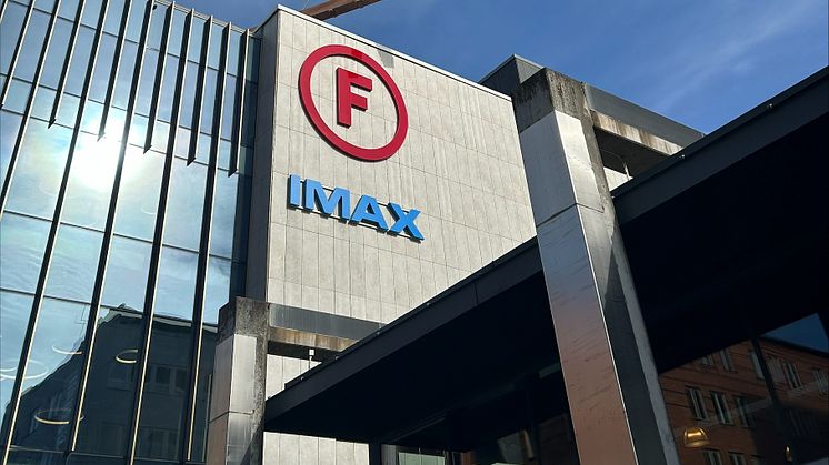 Gigantiska IMAX duken hissas upp till Filmstaden Uppsala