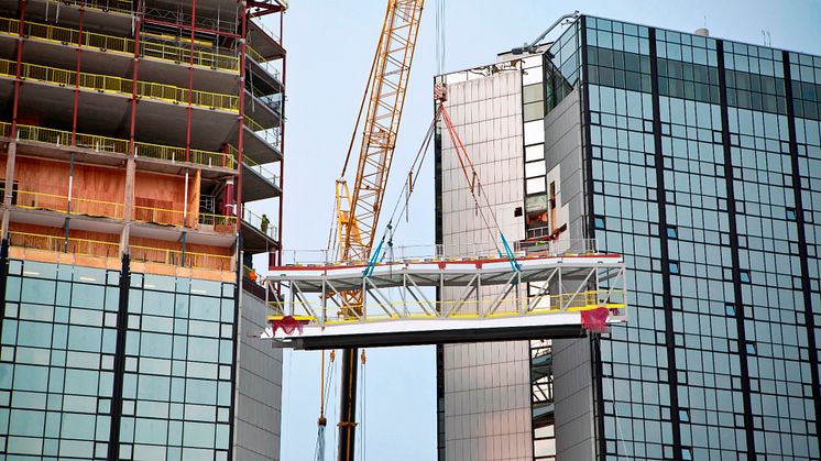 Nu är stommen på plats till den 25 ton tunga glasbron som förbinder Gothia Towers två torn 