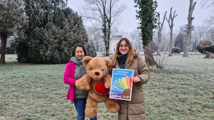 LVZ-Post Mitarbeiterin Friederike Ehbrecht (re.) übergibt Kerstin Stadler vom Kinderhospiz Bärenherz den Erlös der LVZ-Spendenmarke