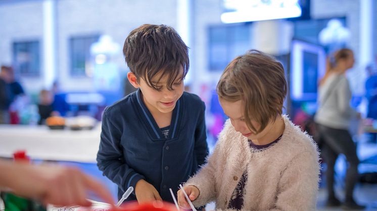 En kreativ och kul kväll i digital form utlovas på fredag - livesändning hela aftonen från Curiosum Science Centre. Foto: Mattias Pettersson