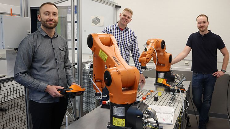 Nikolaj Merkel, Andreas Janzen und Thorben Kalkkuhl (from left to right) developed the robotic system as part of a project of the Technical College in Siegen. (Source: BPW Bergische Achsen KG)