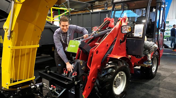 Den nya kompaktlastaren Trejon Flexitrac 1350 klarar att lyfta 2,5 ton. Johan Schols visar anslutningarna för hydrauliken som levererar upp till 70 liter.