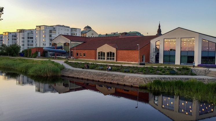 Mätningar i Helge å bredvid badhuset visar att sammanlagt 20 kg per år av läkemedlen karbamazepin, diklofenak, metoprolol och oxazepam läkemedel flödar in i Vattenriket varje år.