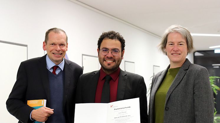 Bei der Urkundenübergabe: Doktorvater Prof. Dr. Peter Nitschke, Dr. Yousry Hammed und Universitätspräsidentin Prof.in Dr.in Verena Pietzner