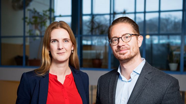 Jenny Cisneros Örnberg och Mikael Rostila vid Institutionen för folkhälsovetenskap. Foto: Vilhelm Stokstad