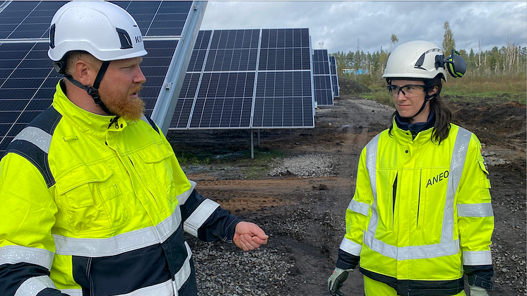 Johan Paradis, medgründer og CTO i Sunna Group AB og Guro Gravdehaug, avdelingsleder forretningsutvikling i Aneo foran det som blir ett av Sveriges største solkraftverk.