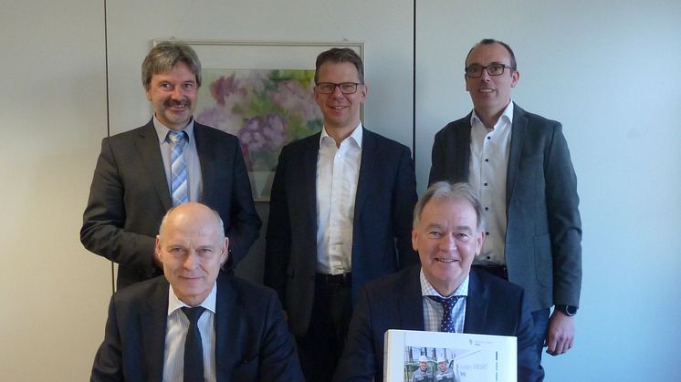 Erster Beigeordneter Günther Berg, Michael Wippermann (WWN), Mike Süggeler (WWN), (hinten v.l.), Dieter Kaiser (WWN), Bürgermeister Wolfgang Koch (vorne v.l.)