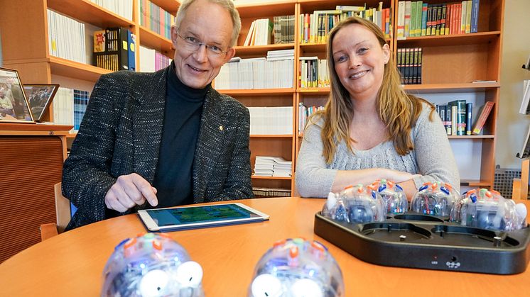 Andreas Redfors och Marie Fridberg menar att robotar och programmering kan användas som redskap för att öka barns intresse för de naturvetenskapliga ämnena.