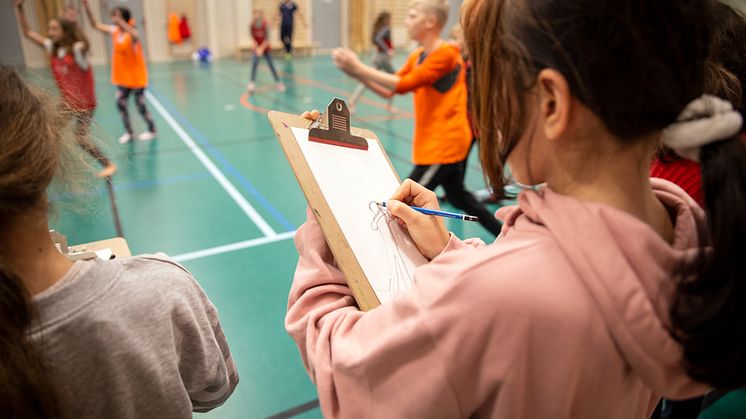 Elever från Risebergaskolan skapar konst på temat "rörelse". Resultatet, LED-konstverket Art in Motion, visas på Malmö Arena under Handbolls-EM samt med en utställning på Moderna Museet Malmö. (Foto: Malmö stad)