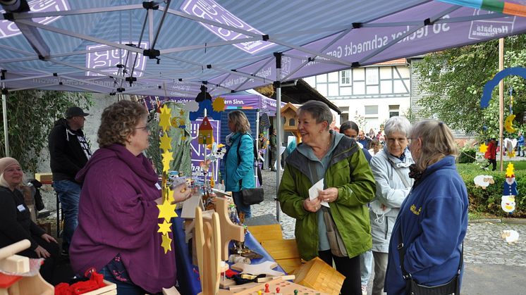 Selbstgemachte Handarbeit aus Holz, Leinen oder Papier: Am Stand der Manufakturen der Sozialen Rehabilitation Hephatas in Fritzlar und Treysa im Vordergrund (von links) Claudia Theis-Münchenberg (Hephata) sowie Ingrid Holley und Susanne Vaupel aus Je