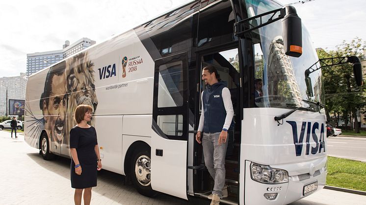 Zlatan Ibrahimović, das Gesicht der globalen Marketingkampagne von Visa, wird von Visa's Russia Country Manager Ekaterina Peletina begrüßt, als er in seinem eigenen Bus zur FIFA Fussball-Weltmeisterschaft 2018 Russland™ ankommt.