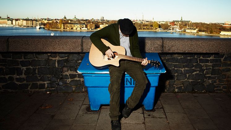 “DEN OBESEGRADE SOLENS LAG” – ny Itunes hit för STIKO PER LARSSON som presenterar VANDRINGSTURNE 2012 – 1000 KM till fots på 37 dagar TILL FÖRMÅN FÖR SOS BARNBYAR: 