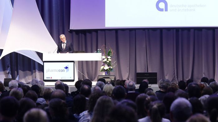 Ulrich Sommer begrüßt rund 500 Gäste auf dem Bankenabend des pharmacon Kongress