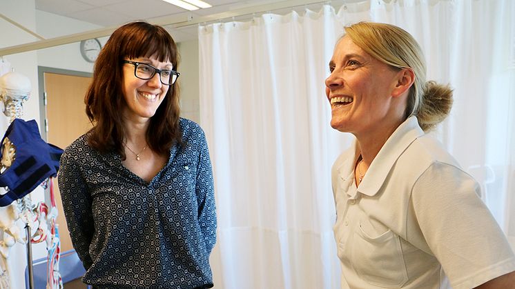 Camilla Sandberg och Helena Cronesten ser redan goda resultat av sin studie där hjärtsjuka får träna med hjälp av en app i mobilen. Foto: Cecilia Stenström