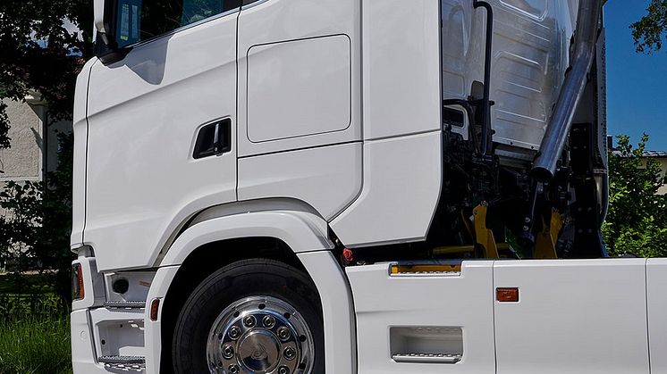 Scania tarjoaa pidennetyt R ja S premiumohjaamot, ensisijaisesti pitkän matkan kuljettajille, joille lisätilalle ohjaamossa on tarvetta. S-sarjan tasalattiaohjaamossa 270 mm suurempi tila mahdollistaa todellisen unelmaohjaamon kuljettajille, jotka vi