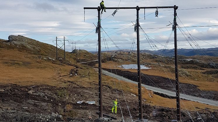 Fra montasje av lignende master i Roan vindpark