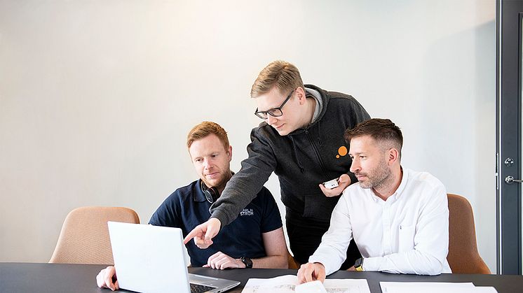 Tillsammans med Steinel har vi jobbat med sensorstyrd belysning sedan slutet av 80-talet och vi vågar kalla oss proffs på tekniken. Via vår projektavdelning kan du få kostnadsfri hjälp med allt från ljusberäkningar och energikalkyler till att projekt