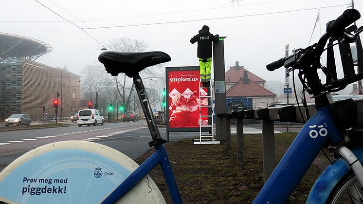 Oppe på en stige står ingeniør Rolf Haugen fra NILU – Norsk institutt for luftforskning og skrur. Han er i ferd med å kontrollere en AirSensEUR-sensor, som er montert på toppen av Urban Infrastructures bysykkelstativ ved Ullevål sykehus i Oslo.