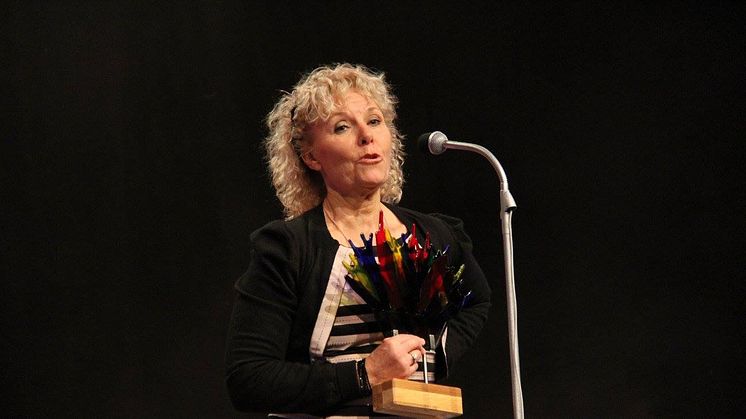 Pia Max-Hansen, Woody Trelleborg, tar emot pris som Årets Företag. Bild från Trelleborgs Kommun.