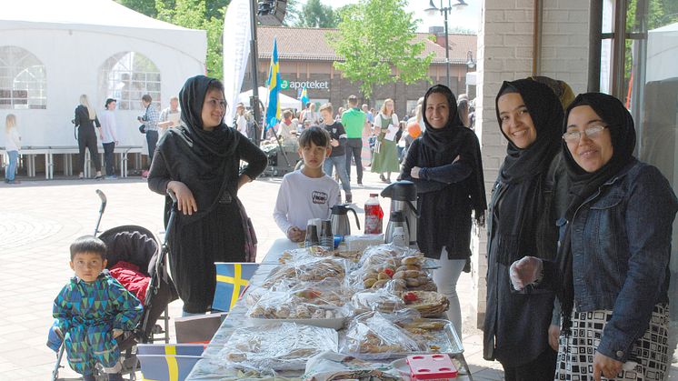 Några av Sunnes cirka 220 asylsökande som aktiverat sig med matlagning och bakning inför nationaldagsfirandet i Sunne. Nu blir det tillfällen till fler aktiviteter med olika teman.
