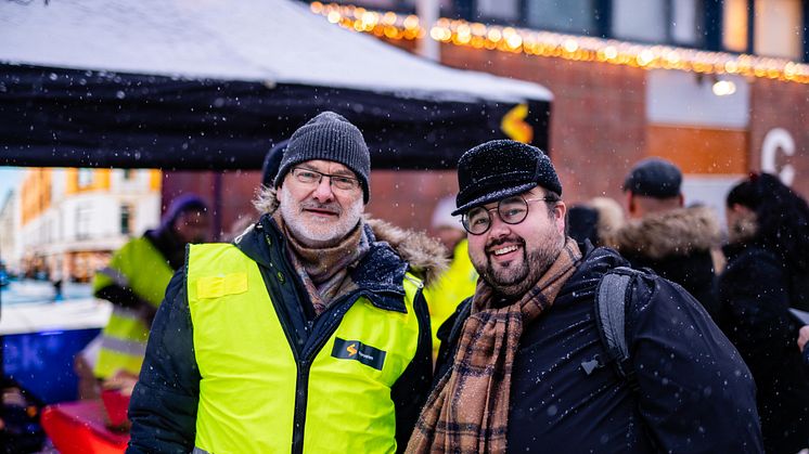 Sporveien takket naboer, næringsdrivende og andre berørte parter for tålmodigheten i byggeperioden, fra venstre konserndirektør for infrastruktur og prosjekter i Sporveien, Thor Georg Sælid, og fungerende leder Jørgen Foss i Sagene bydelsutvalg.