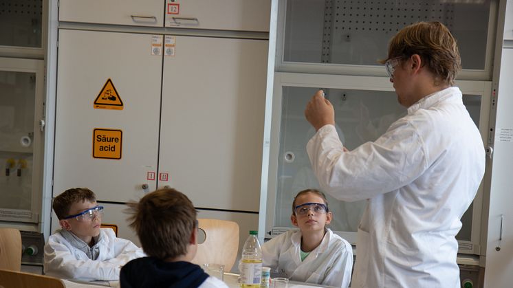 Chemie-Experimente beeindrucken Kinder an der Universität Vechta in den Sommerferien 2024