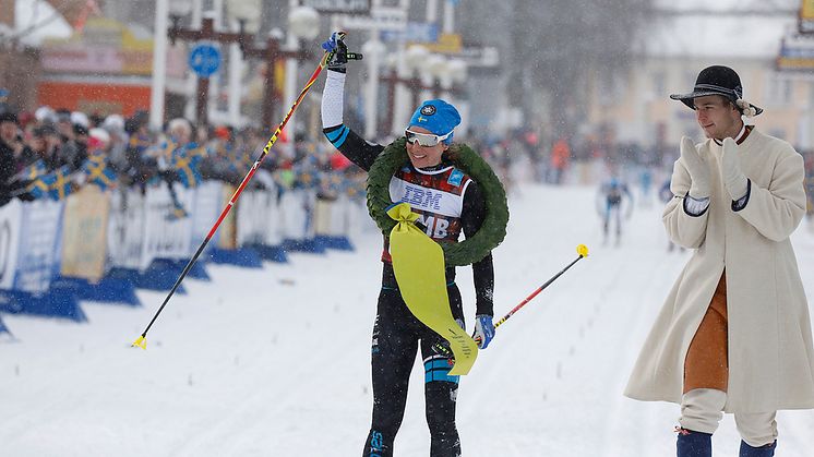 Lina Korsgren, korsar mållinjen som vinnare av Vasaloppet 2018. Foto: Vasaloppet
