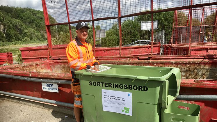 ÅVC-personal vid de nya sorteringsborden