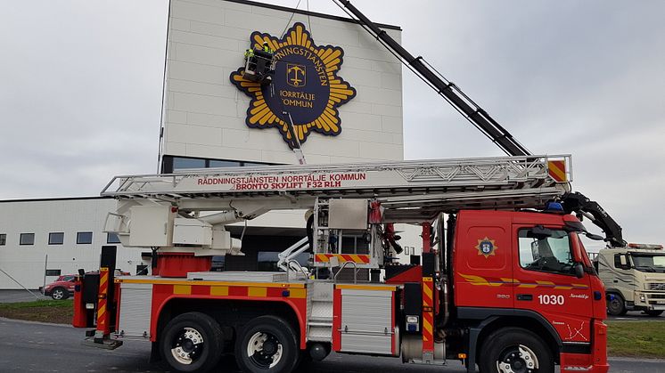 Montering av räddningstjänstens skylt på nya brandstationen.