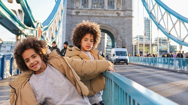 The magic of the city through the eyes of a child 