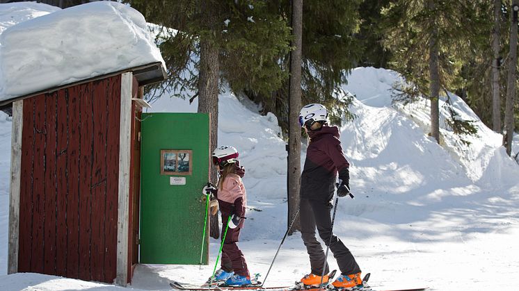 Sälen Hundfjället Trollskogen mamma barn skidor.jpg