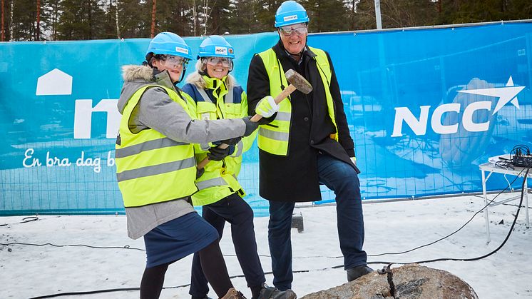 Ett stenblock blev två när Amanda Agestav, Mimer, Susanne Victorin, NCC och Mikael Källqvist, Mimer, höll i släggan i samband med byggstarten av Klippblocket i Västerås.