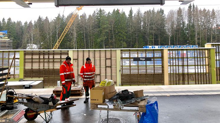 De sista arbetena återstår nu innan pendeltågsresenärerna kan kliva på tåget i Vega den 1 april.