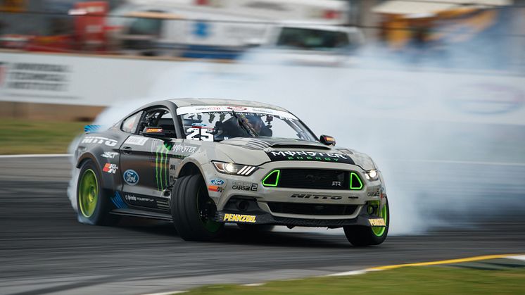 Vaughn Gittin jr. driftující s Fordem Mustang RTR