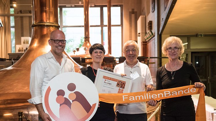 Mark Groffien (Vorstand der Stiftung FamilienBande), Julia Adeline Kremer (Kinderhospiz Bärenherz Leipzig), Christoph Gräf (Stiftung Liebenau) und Irene von Drigalski (Geschäftsführerin der Stiftung FamilienBande) während der Preisverleihung