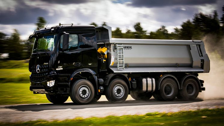 Mercedes-Benz ökning under 2017 i segmentet tunga lastbilar över 16 ton var större i antalet enheter än för de svenska märkena. Försäljningsuppgången var 20%, jämfört med marknadens uppgång på 5%.