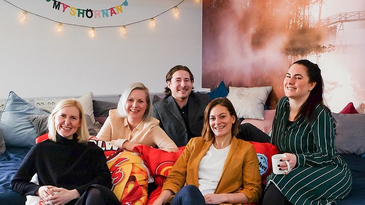 Viktoria Thormark, marknadschef OLW, Marlene Lundli, kommunikationsansvarig och  Alexander Rosenberg, samarbetsansvarig Maskrosbarn, Susanne Wibreus, marknadschef Göteborgs Kex,  Denise Madsen, stödverksamhetschef Maskrosbarn.  (Foto: Ellen Sten)