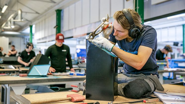 Plåtslagarelever i arbete på PVF Teknikcentrum.