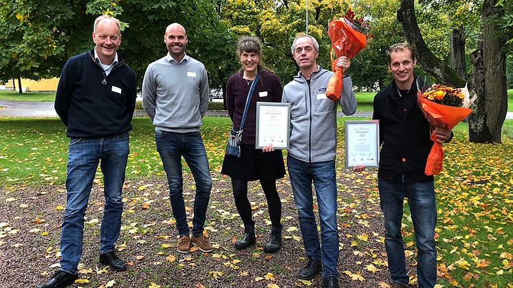 Mats Söderström (SLU) med kollegor i projektet ”Target Y” tog emot SLU Skara och Sparbanken Skaraborgs innovationspris 2021. Tillväxtpriset togs emot av Erik Öhlund och projektet ”Goati". Foto: Anna-Karin Johnson